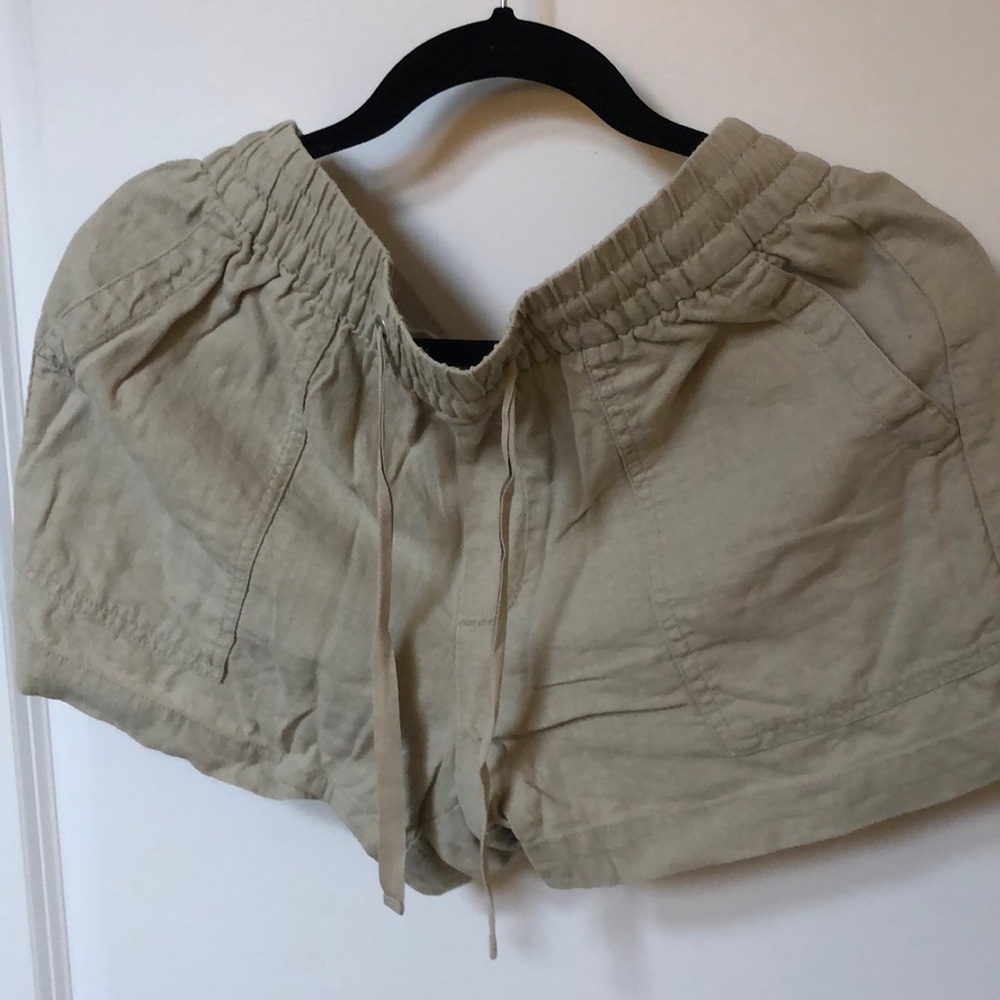 GAP khaki shorts ! size xs.